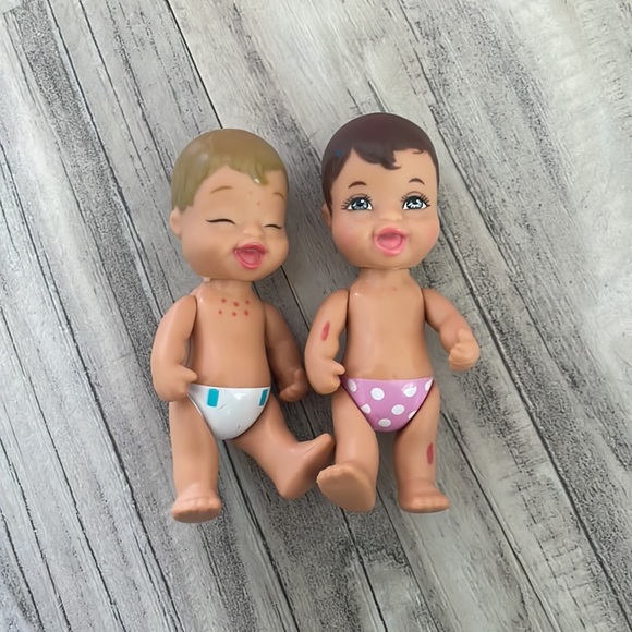 🩷BARBIES WITH VANITY AND KITCHEN🩷 - Picture 6 of 11